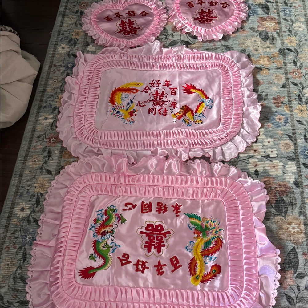 Vintage 1980’s Chinese Embroidered Satin Sheets. Needs to be shipped 2 pts dm me